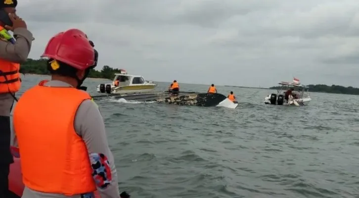 Kapal Motor Pari Kudus jenis Speedboat mengangkut 35 penumpang terbalik di laut Pulau Rambut, Kepulauan Seribu, Jakarta, WN Taiwan hilang. (Ist.)