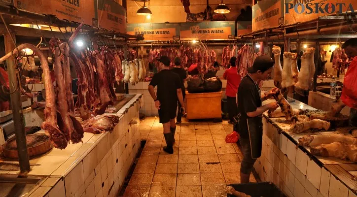 Aktivitas penjual daging di pasar tradisional Jakarta. (Poskota/Ahmad Tri Hawaari)