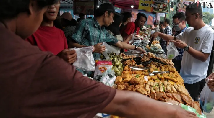 Aktivitas pedagang saat melayani pembeli makanan untuk berbuka puasa di Pasar Takjil Bendungan Hilir (Benhil), Tanah Abang, Jakarta Pusat, Rabu (13/3/2024). Ini juga sering menjadi lokasi war takjil.(Poskota/Ahmad Tri Hawaari)