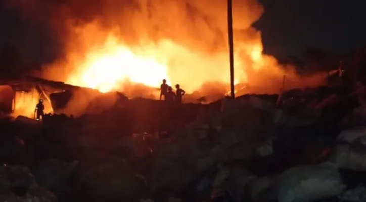 Kebakaran di gudang limbah plastik di Cikarang Barat, Bekasi. (Ist)