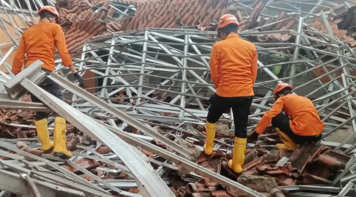 Petugas BPBD Kabupaten Bogor meninjau lokasi sekolah ambruk. (Dok. BPBD Kabupaten Bogor)