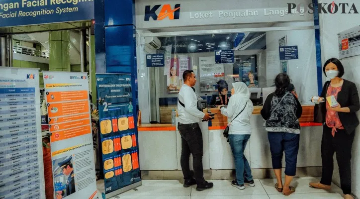 Aktivitas petugas kereta api membantu calon penumpang saat mencetak tiket keberangkatan di Stasiun Gambir, Jakarta Pusat, Minggu (17/3/2024). PT Kereta Api Indonesia (KAI) mengungkapkan sebanyak 1.457.452 tiket kereta api (KA) jarak jauh sudah terjual untuk arus keberangkatan mudik lebaran dan arus balik, penjualan tiket tersebut baru 45 persen dari total tiket yang disediakan KAI sebanyak 3.209.991 tiket. (Poskota.co.id/Ahmad Tri Hawaari)