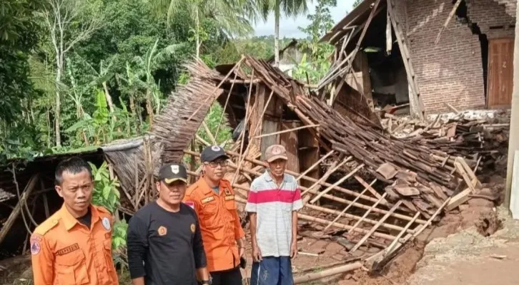 Tim BPBD Pandeglang dan Camat Cisata saat meninjau kejadian bencana pergerakan tanah di Cisereh. (Foto: Ist)