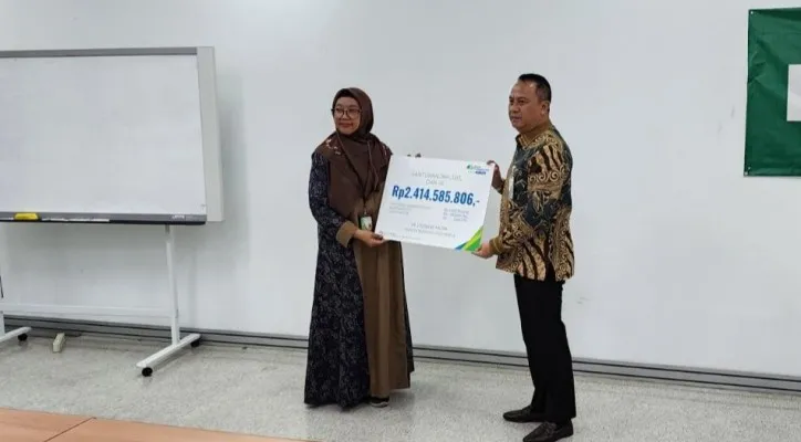 Foto: BPJS Ketenagakerjaan Serahkan Santunan  Ahli Waris Rp2,4 Miliar kepada pegawai PT Toyota Boshoku Indonesia. (Dok. BPJS Ketenagakerjaan Cabang Rawamangun)