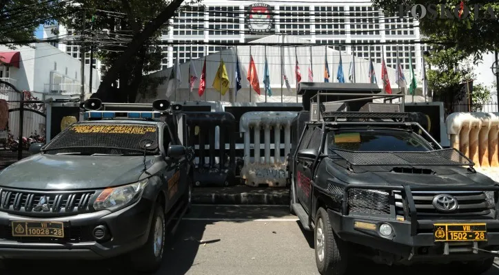 Suasana penjagaan oleh sejumlah Alat Berat, Mobil Brimob, dan Barikade menjelang penetapan hasil rekapitulasi pemilu 2024 di Gedung KPU, Menteng, Jakarta Pusat, Rabu (20/3/2024). Sebanyak 4.992 personel Polri, gabungan pusat Mabes Polri dan Polda Metro Jaya melakukan pengawalan ketat pada beberapa titik pengamanan untuk bersiaga di sekitar Kantor KPU RI terhadap tahapan pengumuman hasil rekapitulasi suara Pemilu 2024.(Poskota/Ahmad Tri Hawaari)