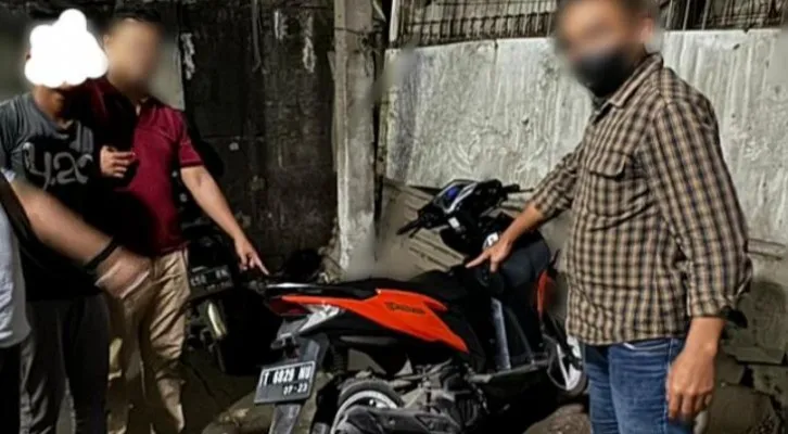 Polisi menunjukan sepeda motor barang bukti curanmor yang diamankan dari dua pelaku curanmor diringkus.(dok Polres Purwakarta)