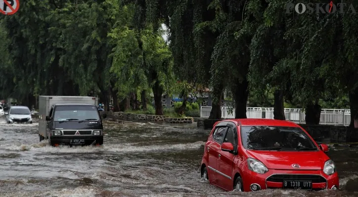 Sejumlah kendaraan menerobos banjir di Jalan Gading Kirana, Kelapa Gading, Jakarta Utara, Jumat (22/3/2024). Badan Penanggulangan Bencana Daerah (BPBD) DKI Jakarta sebanyak 4 rukun tetangga (RT) dan 23 ruas jalan tergenang banjir yang disebabkan hujan deras yang mengguyur Jakarta sejak Jumat (22/3) dini hari tadi.(Poskota/Ahmad Tri Hawaari)