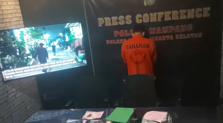 Kapolsek Mampang Kompol David Kanitero bersama Kanit Reskrim AKP Iwan dengan korban menunjukan barang bukti senjata soft gun sama menangkap pelaku. (Angga)