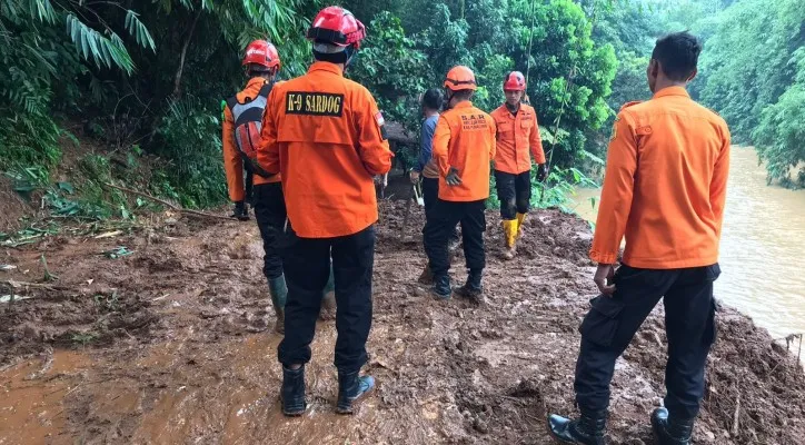 Sejumlah petugas BPBD kabupaten Bogor saat prosrs pencarian terhadap korban terdampak tanah longsor, Anah (70) yang belum ditemukan. (Dokumen BPBD Kabupaten Bogor)