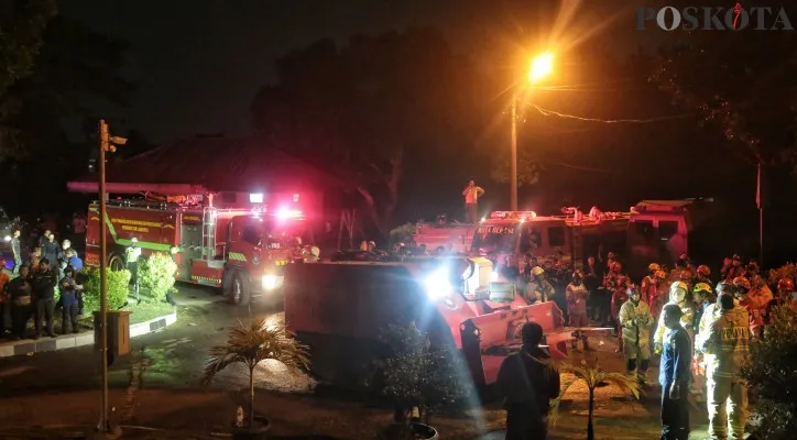 Foto udara dan Petugas gabungan pemadam kebakaran dan 2 robot saat diterjunkan melakukan pendinginan di lokasi kebakaran Gudang Amunisi Daerah (Gudmurah) milik Kodam Jaya Desa Ciangsana, Gunung Putri, Bogor, Jawa Barat, Minggu (31/3/2024).Petugas gabungan pemadam kebakaran telah menerjunkan total 16 unit kendaraan dan 2 robot alat pemadam api, proses pemadaman dilakukan mulai pukul 1.30 WIB dengan melibatkan puluhan petugas damkar dari Bogor, Bekasi, dan DKI Jakarta.(Poskota/Ahmad Tri Hawaari)