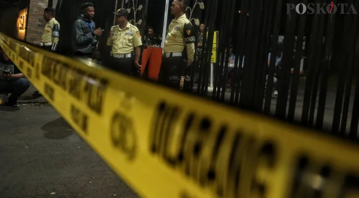 Aktivitas sejumlah satpam berjaga pascaledakan ledakan Gudang Amunisi di Cluster Visalia, Ciangsana, Gunung Putri, Kabupaten Bogor, Jawa Barat, Minggu, 31 Mare.t 2024. Gudang amunisi peluru di Batalyon Artileri Medan (Yonarmed) 07/155 GS Kodam Jaya di Ciangsana, Kabupaten Bogor terbakar pada Sabtu, (30/3) pukul 18.05 WIB. (Poskota/Ahmad Tri Hawaari)