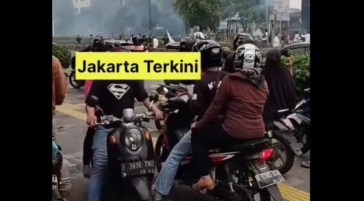 Pengendara motor ditutup oleh sekolompok remaja diduga tawuran di Jalan Protokol. (Tangkapan layar IG @Jakarta terkini) 