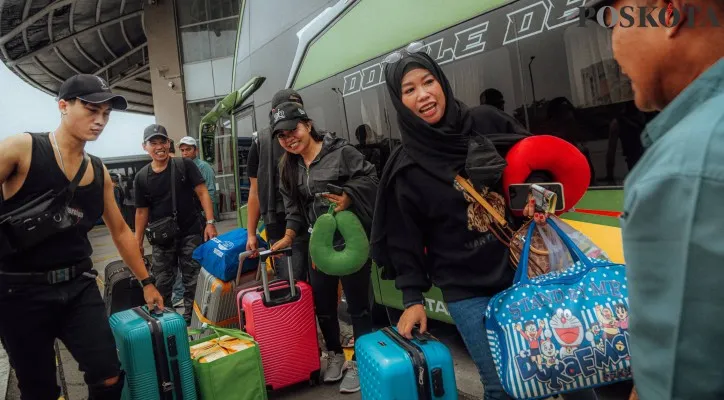 Sejumlah calon penumpang saat menunggu kedatangan Bus Antar Kota Antar Provinsi (AKAP) di Terminal Pulo Gebang, Cakung, Jakarta Timur. (Poskota/Ahmad Tri Hawaari)