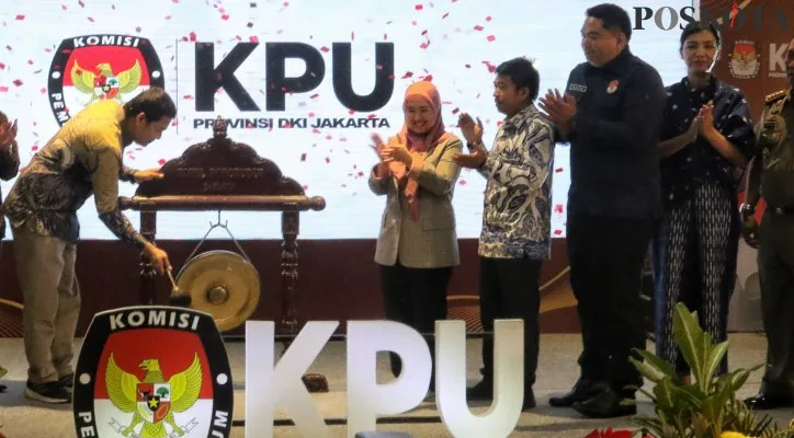 Ketua KPU DKI Jakarta Wahyu Dinata berfoto bersama komisioner KPU DKI Jakarta usai dan saat meresmikan acara Sosialisasi Tahapan Pemilihan Gubernur dan Wakil Gubernur DKI Jakarta Tahun 2024 di Hotel Borobudur, Lapangan Banteng, Jakarta Pusat, Selasa (2/4/2024).Komisi Pemilihan Umum (KPU) DKI Jakarta menggelar acara Sosialisasi Tahapan Pemilihan Gubernur dan Wakil Gubernur 2024 bertujuan guna memberikan pemahaman mendalam tentang langkah-langkah penting dalam menjalankan pemilu yang berkualitas dan memastikan ketersediaan sarana prasarana yang diperlukan serta perencanaan yang matang untuk menghadapi setiap tantangan yang mungkin timbul.(Poskota/Ahmad Tri Hawaari)