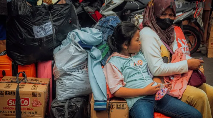 ejumlah calon penumpang menunggu kedatangan Bus Antar Kota Antar Provinsi (AKAP) di Terminal Tanjung Priok, Jakarta Utara, Rabu (3/4/2024). Menjelang H-7 Idul Fitri 1445 Hijriah, pemudik yang umumnya pelajar dan pedagang serta di dominasi dari Madura tersebut memilih mudik lebih awal guna menghindari kemacetan pada puncak arus mudik yang diperkirakan terjadi pada 5-8 April 2024 dan ingin menikmati suasana lebaran di kampung halaman lebih lama.Poskota/Ahmad Tri Hawaari