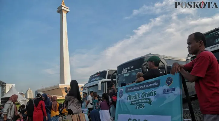 Sejumlah peserta program mudik gratis saat menunggu keberangkatan bus di Lapangan Silang Monas, Gambir, Jakarta Pusat, Kamis (4/4/2024). Poskota/Ahmad Tri Hawaari)