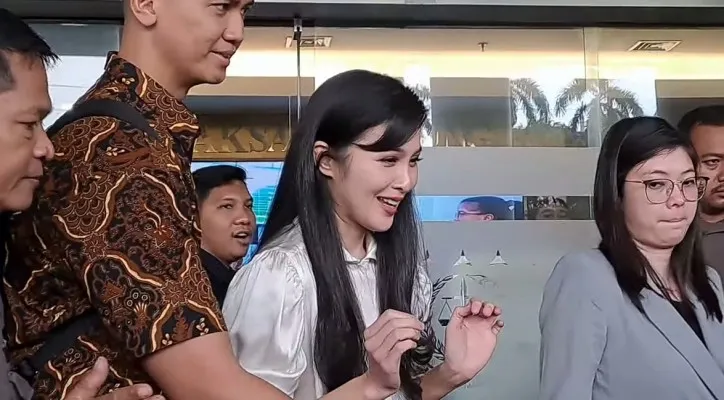 Sandra Dewi sapa awak media saat penuhi panggilan Kejagung. (Foto: YouTube)