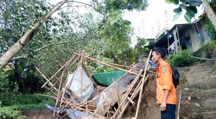 Fasilitas umum di Cigombong, Kabupaten Bogor mengalami kerusakan akibat longsor. (Dok. BPBD Kabupaten Bogor)