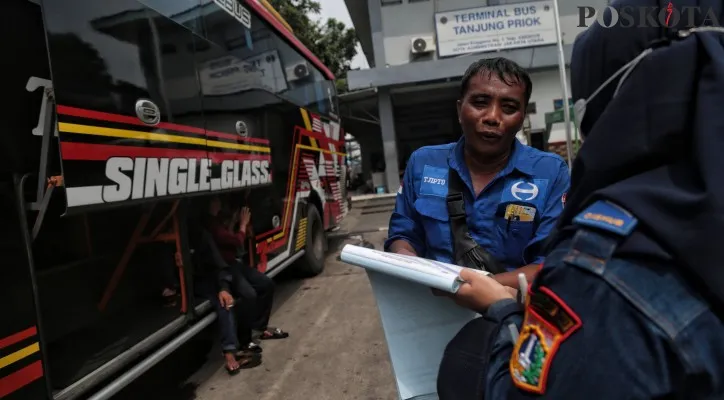 Petugas menginspeksi keselamatan lalu lintas dan angkutan jalan (Rampcheck) pada pengemudi dan armada bus di Terminal Tanjung Priok, Jakarta Utara, Jumat (5/4/2024). Uji kelayakan atau Ramp check kendaraan dilakukan sebagai upaya meningkatkan keselamatan transportasi menjelang masa mudik Lebaran tahun 2024 guna memastikan terjaminnya keselamatan lalu lintas dan angkutan jalan (LLAJ) khususnya angkutan umum penumpang.(Poskota/Ahmad Tri Hawaari)