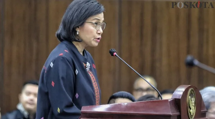 Menteri Keuangan Sri Mulyani dan sejumlah menteri bersiap mengikuti sidang lanjutan sengketa hasil Pilpres 2024 di Mahkamah Konstitusi,,Gambir, Jakarta Pusat, Jumat (5/4/2024). Sidang lanjutan tersebut beragendakan mendengarkan keterangan empat menteri yaitu Menko PMK, Menko Perekonomian, Menkeu dan Mensos serta Ketua Dewan Kehormatan Penyelenggara Pemilu (DKPP).(Poskota/Ahmad Tri Hawaari)