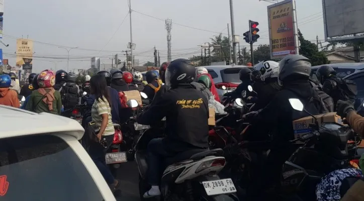 Rombongan pemudik menggunakan sepeda motor menjelang Lebaran 2024 saat melintasi sejumlah ruas jalan di Karawang, pada Jumat, 5 April 2024. (Aep)