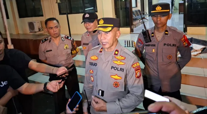 Pesanggrahan Kompol Tedjo Asmoro memberikan keterangan petugas Patroli amankan kelompok remaja bagi takjil di jalan dengan barang bukti petasan. (Angga)