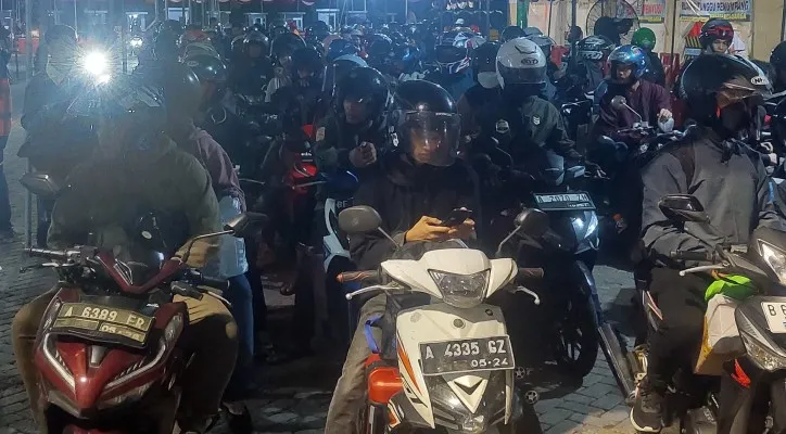 Pemudik yang menggunakan motor saat antre masuk ke kapal di Pelabuhan Ciwandan (Foto: Bilal)