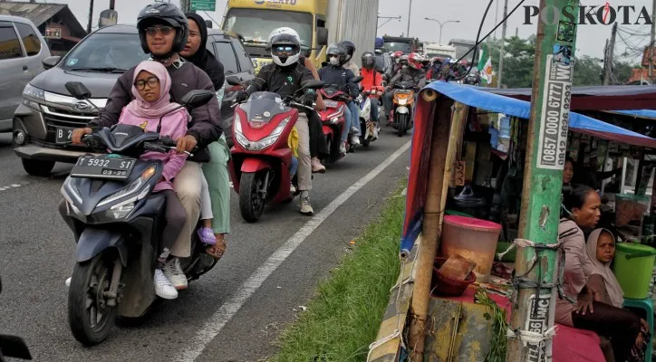 Sejumlah pemudik motor melintas di Simpang Jomin, Karawang, Jawa Barat, Sabtu (6/4/2024) saat arus mudik. (FT-01)