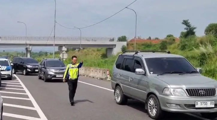 Petugas mengatur kendaraan yang melintas di Jalur fungsional Tol Jakarta-Cikampek untuk mengatasi kepadatan arus lalu lintas selama proses evakuasi korban kecelakaan yang terjadi di Km 58+600, pada Senin 8 April 2024. (Humas BUMN)