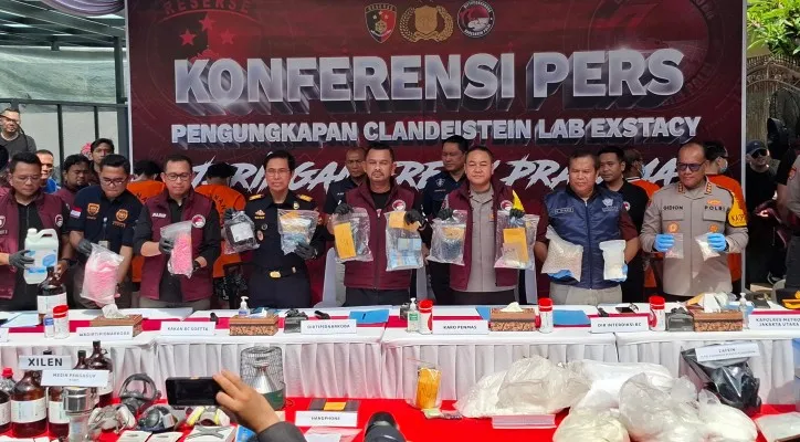 Dirtipidnarkoba Polri Brigjen Juharsa dengan Karo Penmas Brigjen Trunoyudo dan Kepala Kantor Beacukai Pusat dan Soetta berhasil ungkap pabrik ekstasi home industri ekstasi dengan mengamankan empat pelaku kurir jaringan Fredy Pratama. (Angga)