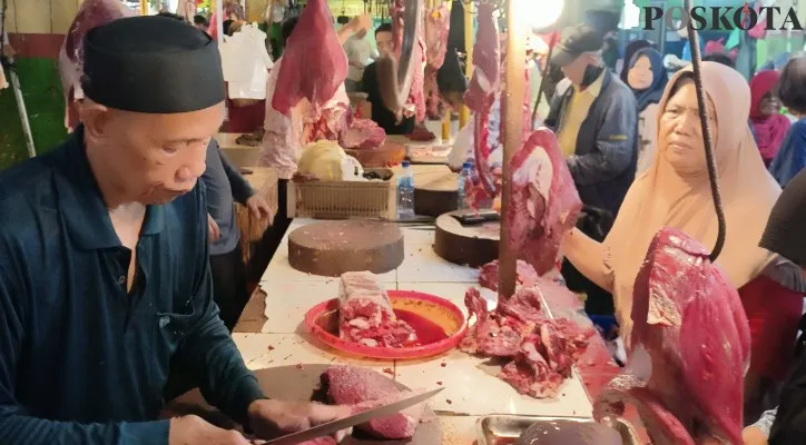 Pedagang daging sapi sedang melayani pembeli di Pasar Musi Baru, Depok pada H-2 Lebaran 2024 atau pada Senin, 8 April 2024. (Foto: Poskota/Ramot Sormin)