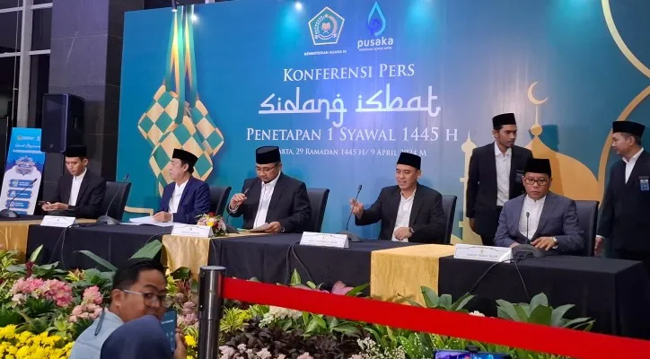 Menteri Agama Yaqut Cholil didampingi anggota dewan DPR RI komisi VIII bersama perwakilan MUI dan ormas islam lain, dalam konfrensi pers hasil sidang isbat penentuan 1 Syawal 1445 H di kantor Kemenag RI. (Angga)