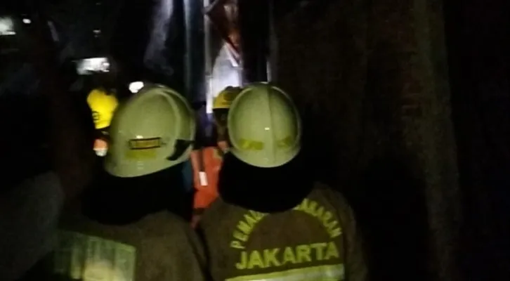 Petugas Damkar Jaksel memadamkan api satu rumah warga di Tebet, Jakarta Selatan yang terbakar. (Dok Damkar Jaksel)