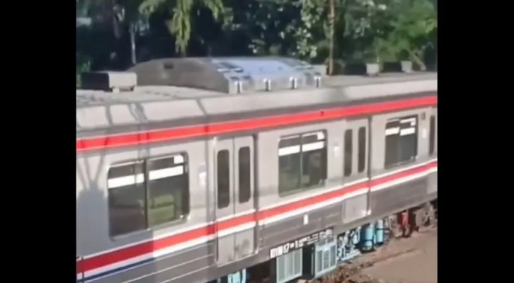 Kereta KRL anjlok di perlintasan Jalan Mangga Dua Raya Jakarta. (Dok. X/@jakarta.terkini)