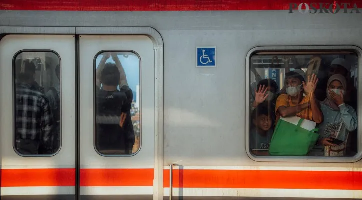 Sejumlah penumpang memasuki gerbong kereta api di Stasiun Manggarai, Jakarta Selatan, Selasa (16/4/2024).KAI Commuter memprediksi akan ada 850.000 hingga 900.000 ribu pengguna KRL pada hari pertama perkantoran setelah cuti bersama usai libur panjang lebaran idul Fitri 1445 H adapun selama masa angkutan Lebaran kemarin yang berlangsung sejak 31 Maret kemarin total jumlah pengguna KRL Jabodetabek setidaknya mencapai 12,07 juta orang.Poskota/Ahmad Tri Hawaari