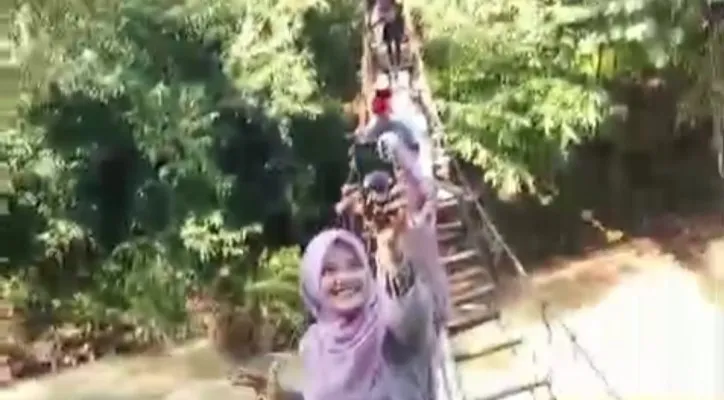 Jembatan gantung di Lebak putus saat dilintasi puluhan warga. (Foto: Tangkapan layar video).