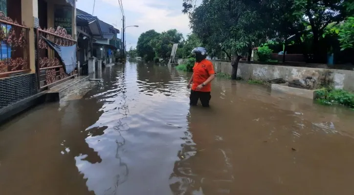 Petugas BPBD Kota Bekasi saat memantau banjir di Bekasi Timur pasca hujan deras, Rabu 17 April 2024. (Dok:BPBD Kota Bekasi).