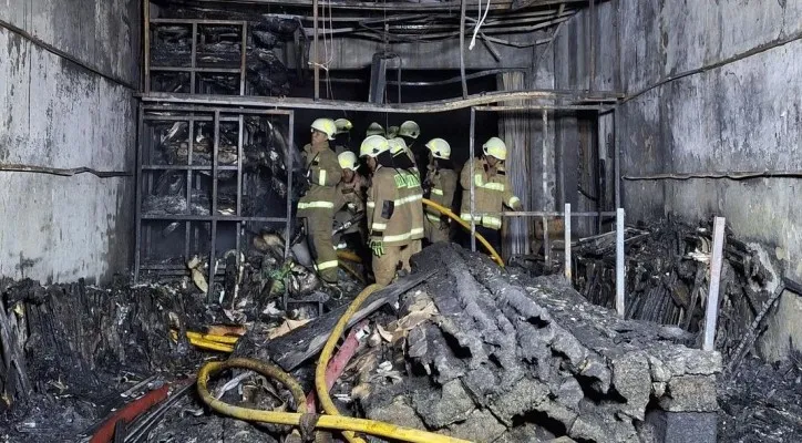 Foto: Petugas Pemadam Kebakaran mendinginkan gedung berlantai 5 toko bingkai Mampang Prapatan, Jakarta Selatan, tewaskan 7 orang. (Instagram @damkarjaksel)