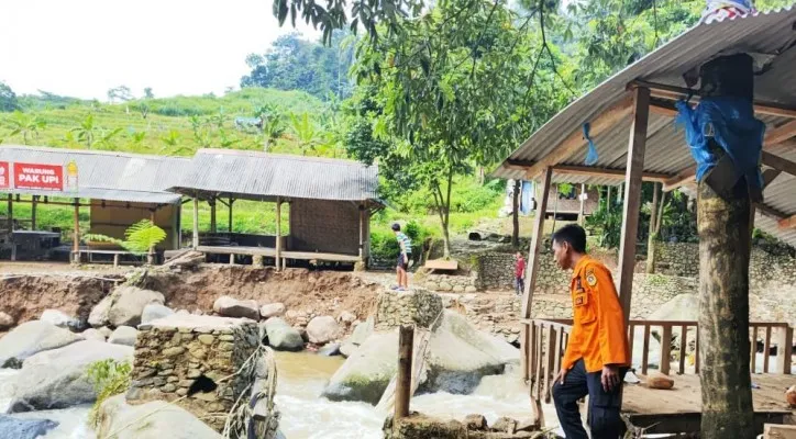 Banjir bandang putus akses wisata di Babakan Madang Bogor. (Dok BPBD Kabupaten Bogor)