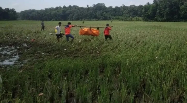 Warga dan tim Inafis Polres Lebak saat evakuasi mayat. (Foto: Dok. Warga).