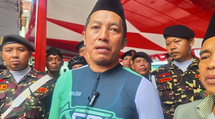 Ketua umum pusat GP Ansor, Addin Jauharuddin saat ditemui di kawasan makam Kh Mamun Nawawi, Kecamatan Cibarusah, Kabupaten Bekasi. (Dok:Poskota/Ihsan).