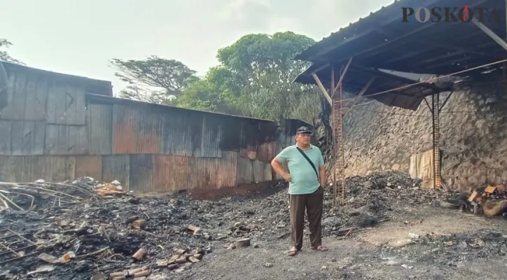 Pemilik lapak barang rongsokan di saat mengecek lokasi area yang terbakar di Kelurahan Serua, Kecamatan Bojongsari, Kota Depok. (Poskota.co.id/Angga Pahlevi)