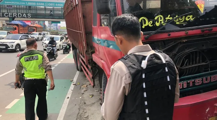 Truk pengangkut barang tabrak trotoar di Jalan Ahmad Yani, Kota Bekasi. (Dok: Humas Polres Metro Bekasi Kota).