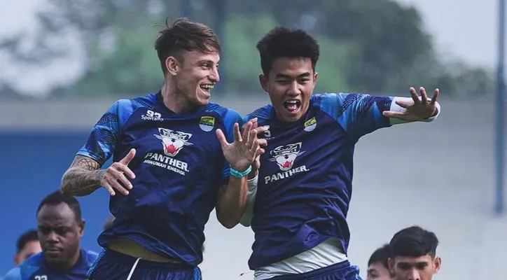 Potret Pemain Persib Melakukan Latihan. Pelatih Persib Bandung Bojan Hodak akan Tinggalkan Persib di Masa Libur Kompetisi.(Foto: Instagram @persib)