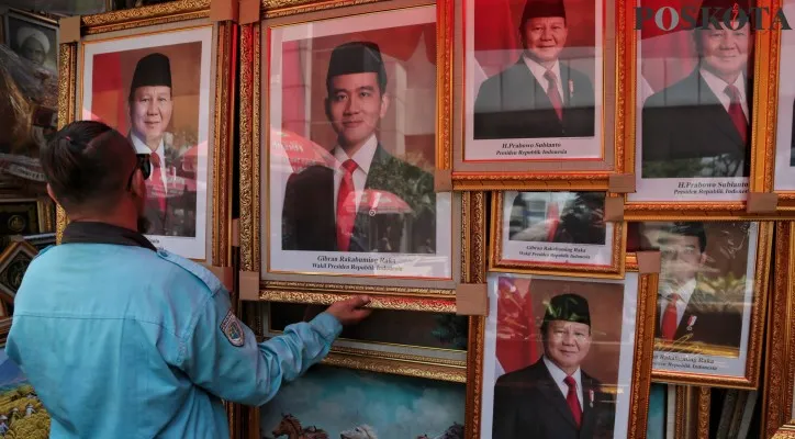 Penjual bingkai foto presiden dan wakil presiden terpilih 2024-2029 di Pasar Baru kebanjiran pesanan sebanyak ratusan hingga kini dan di jual mulai dari Rp150.000 hingga Rp1.000.000 dari berbagai ukuran.Poskota/Ahmad Tri Hawaari