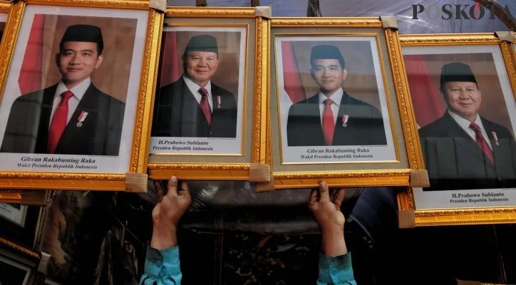 Aktivitas pedagang saat menata foto presiden dan wakil presiden terpilih 2024-2029 Prabowo Subianto dan Gibran Rakabuming Raka di lapak penjual bingkai kawasan Pasar Baru, Jakarta Pusat, Jumat (26/4/2024). Setelah penetapan presiden dan wakil presiden terpilih oleh KPU, Penjual bingkai foto presiden dan wakil presiden terpilih 2024-2029 di Pasar Baru kebanjiran pesanan sebanyak ratusan hingga kini dan di jual mulai dari Rp150.000 hingga Rp1.000.000 dari berbagai ukuran.Poskota/Ahmad Tri Hawaari