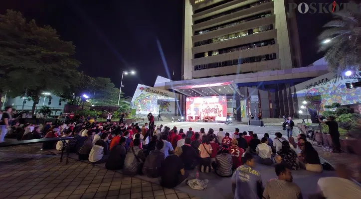 Pendukung Timnas Indonesia U23 memenuhi area gedung Kemenpora untuk nobar pertandingan pada Senin, 29 April 2024. (Poskota.co.id/Angga Pahlevi)