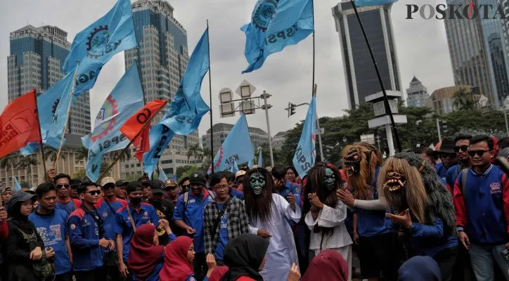 Ribuan buruh yang tergabung dalam berbagai aliansi melakukan aksi damai dan teatrikal dalam rangka Hari Buruh Internasional di kawasan Patung Kuda Arjuna Wijaya, Medan Merdeka Barat, Jakarta Pusat, Rabu (1/5/2024). Memperingati "May Day" yang bertepatan tanggal 1 Mei tersebut mereka meminta pemerintah untuk meningkatkan kesejahteraan para buruh. (Poskota.co.id/Ahmad Tri Hawaari)