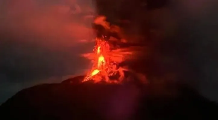 Gunung Ruang kembali mengalami erupsi, status berubah menjadi 'Awas'. (Dok: Relawan BMKG)