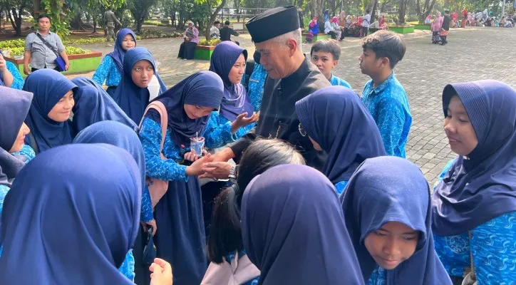 Kadisdik Kota Bekasi, Uu Saiful Mikdar saat bertemu dengan siswa siwi SMP di Kota Bekasi saat Hardiknas 2024. (Dok : Disdik Kota Bekasi).